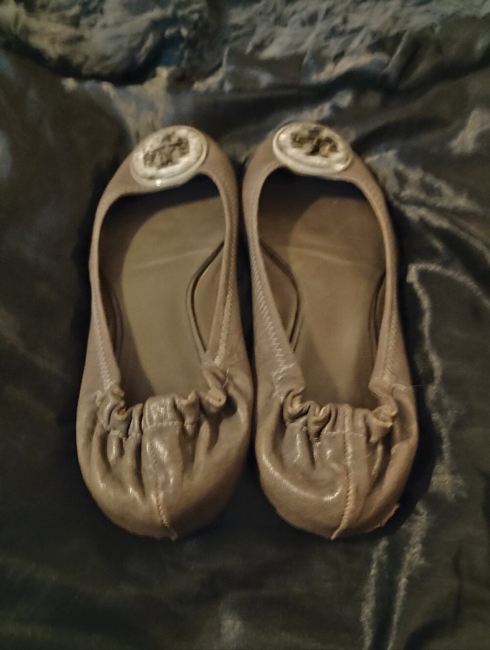 Women's Like New Grayish Beige Tory Burch Ballet Flats With Emblem U.S. Size 9 - Picture 4 of 6
